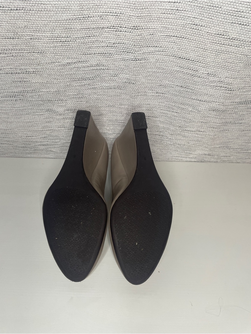 Tory Burch Taupe Leather Block Heel Pumps with Gold Logo - Picture 6 of 9